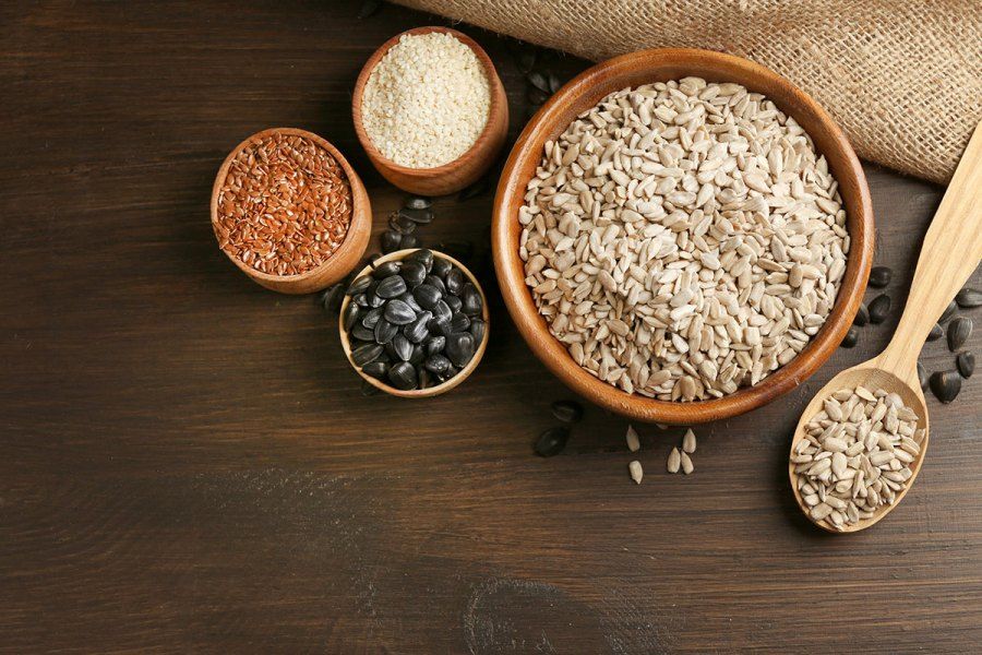 Samen in Holzschalen